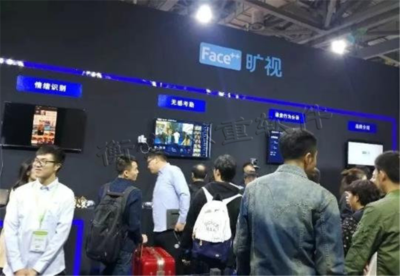 無死角巡航拍攝教室并自動變焦拍攝人臉，無感知無配合的智能考勤